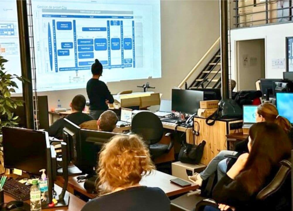 Équipe Ciss en réunion dans l’open space